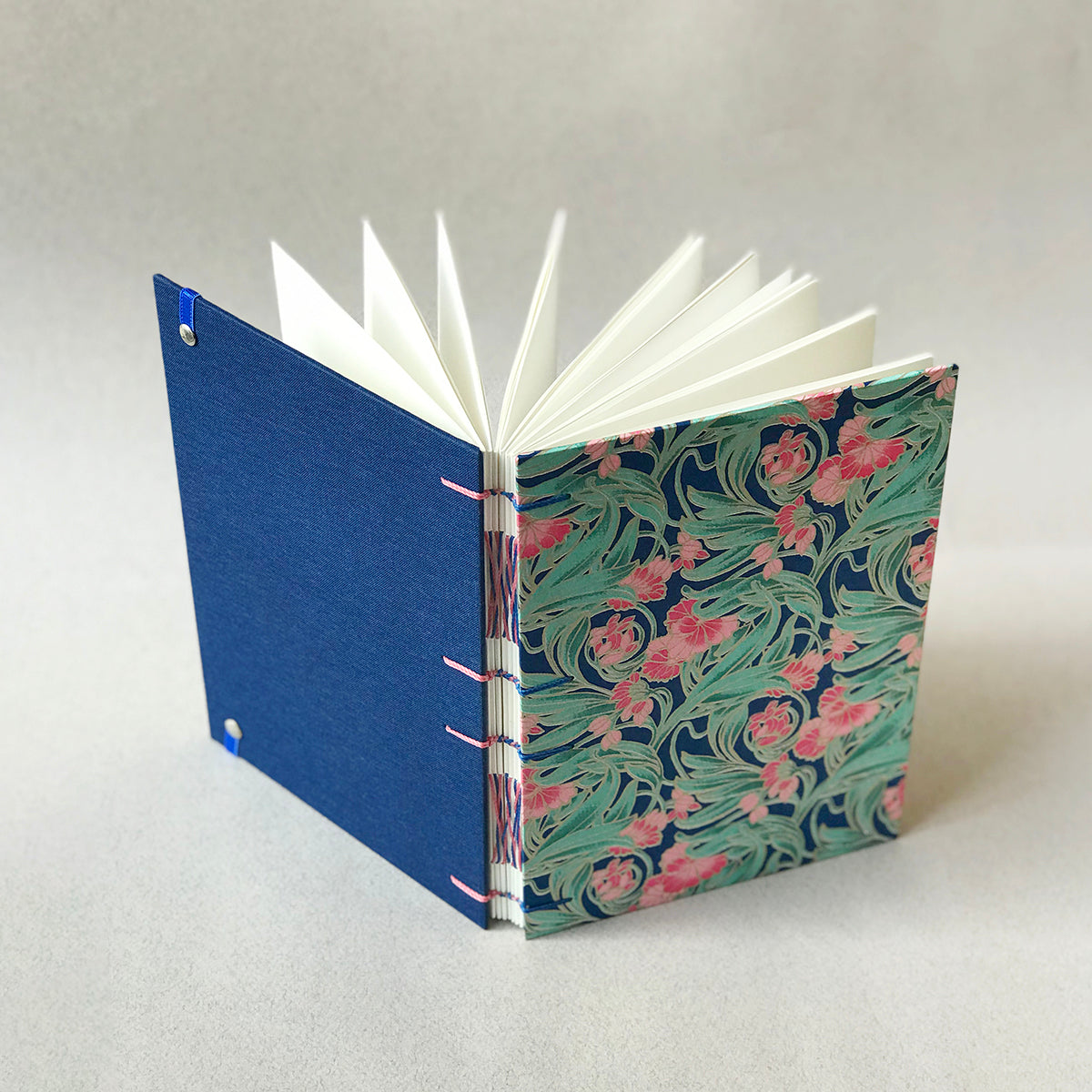 Carnet motif fleurs art nouveau