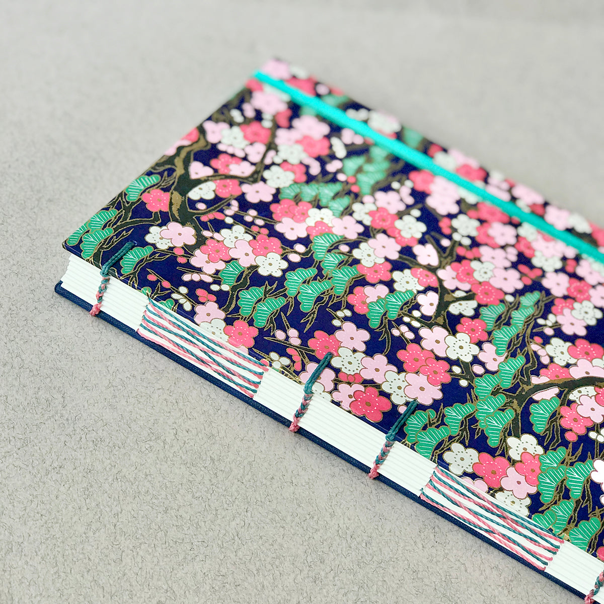 Carnet de notes fleurs roses et forêt