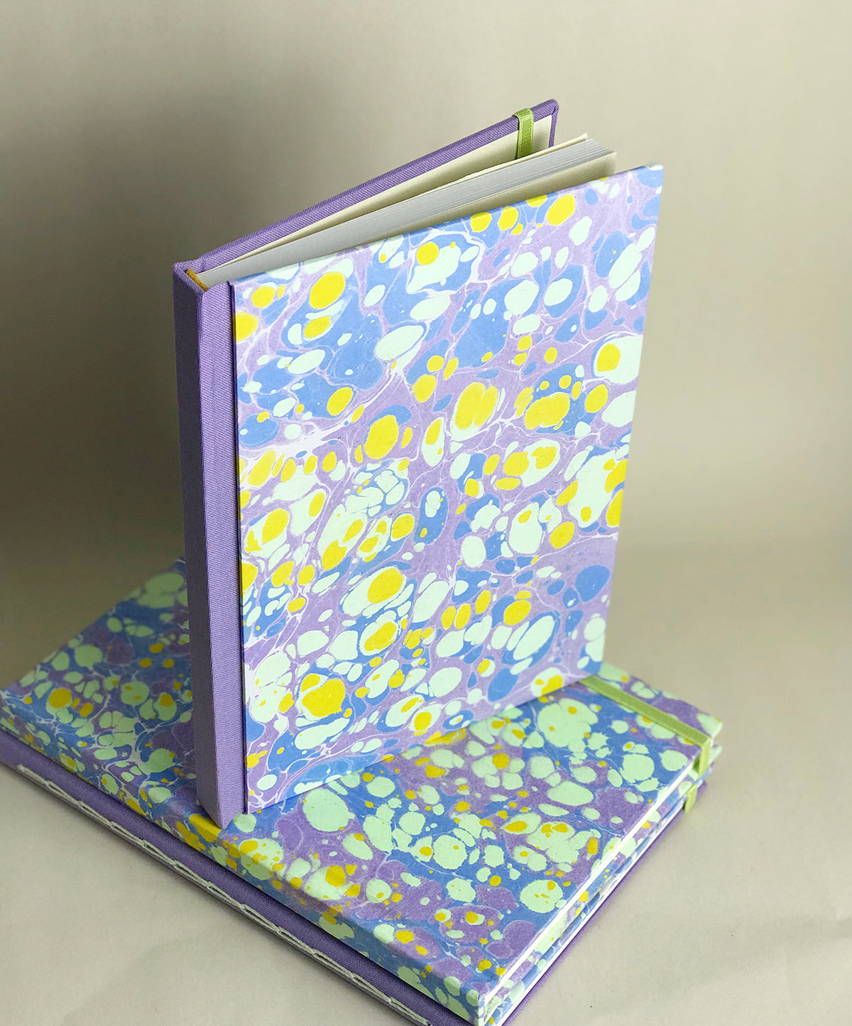Carnets grands lilas et vert fluo