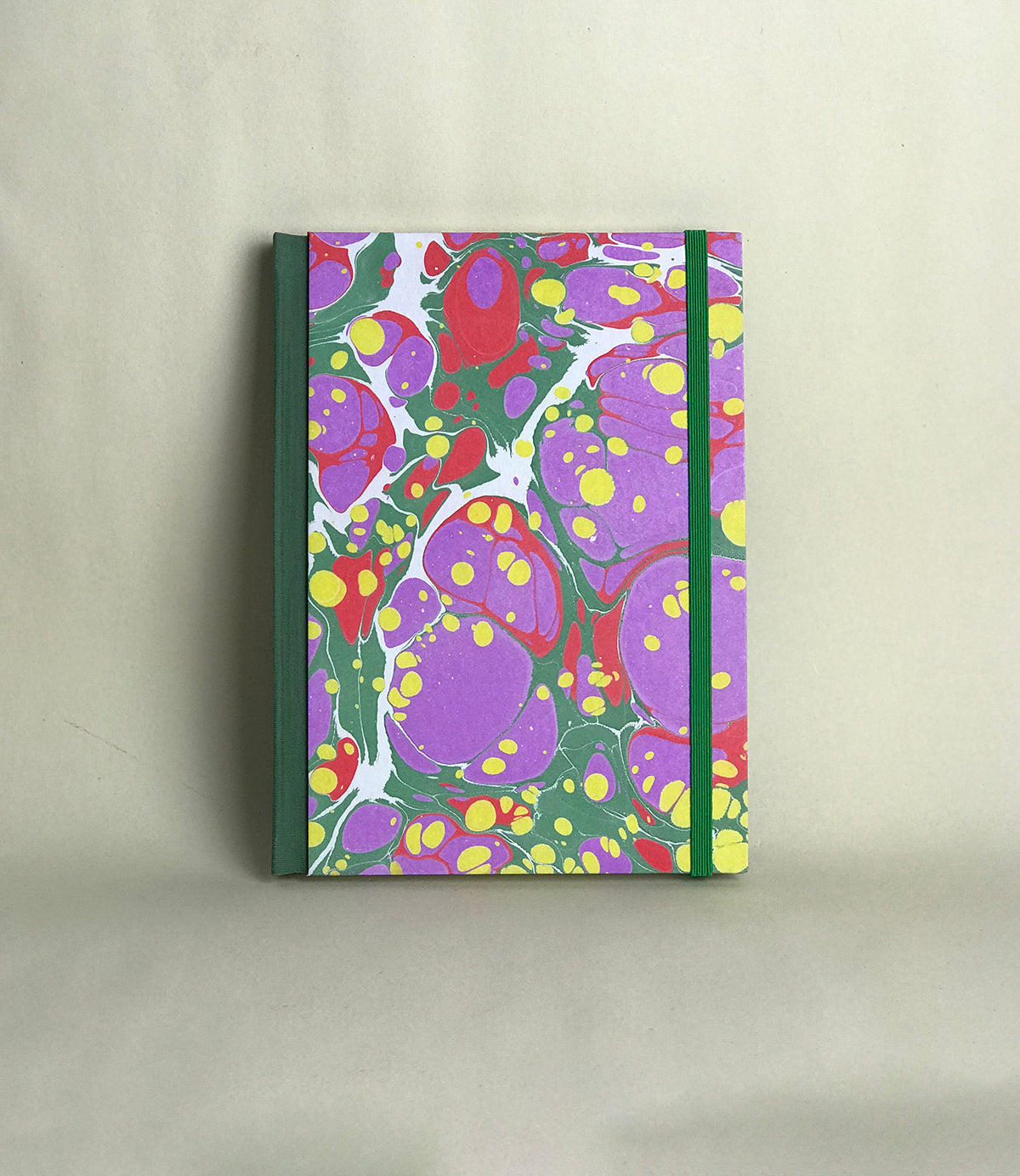 Les verts sapin, rouge et violette