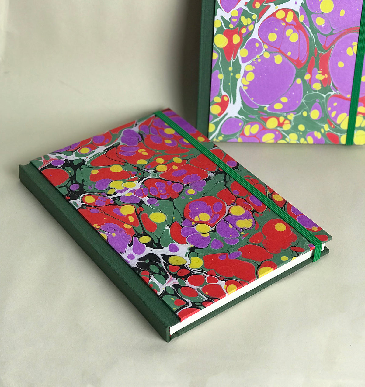 Les verts sapin, rouge et violette