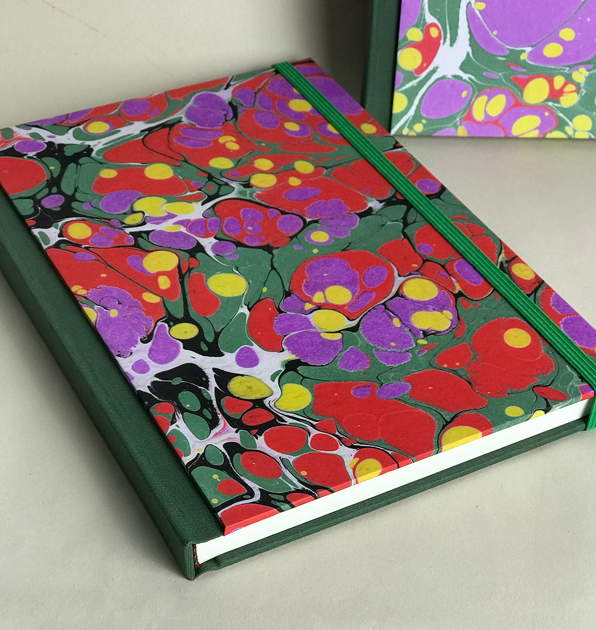 Les verts sapin, rouge et violette