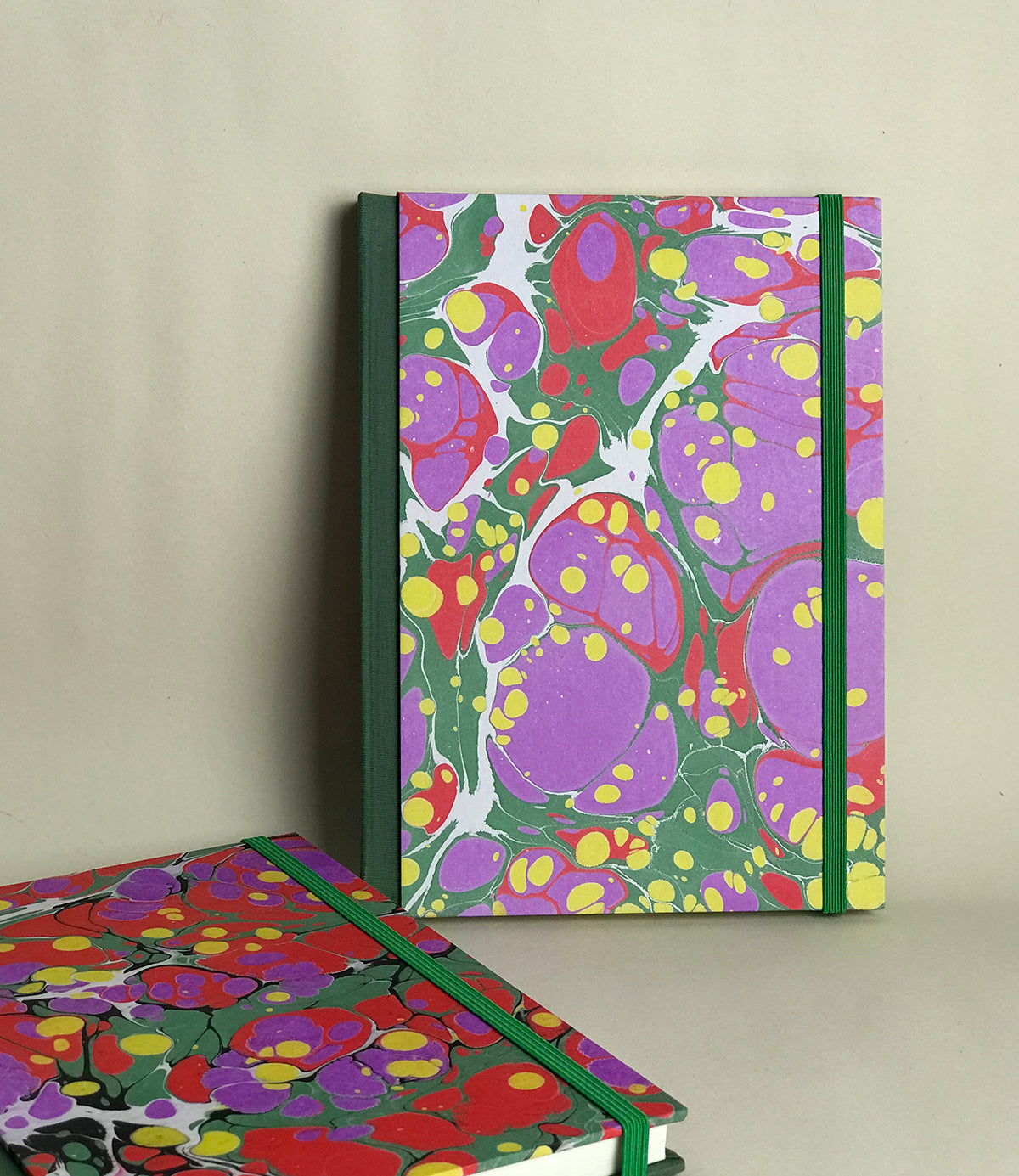 Les verts sapin, rouge et violette