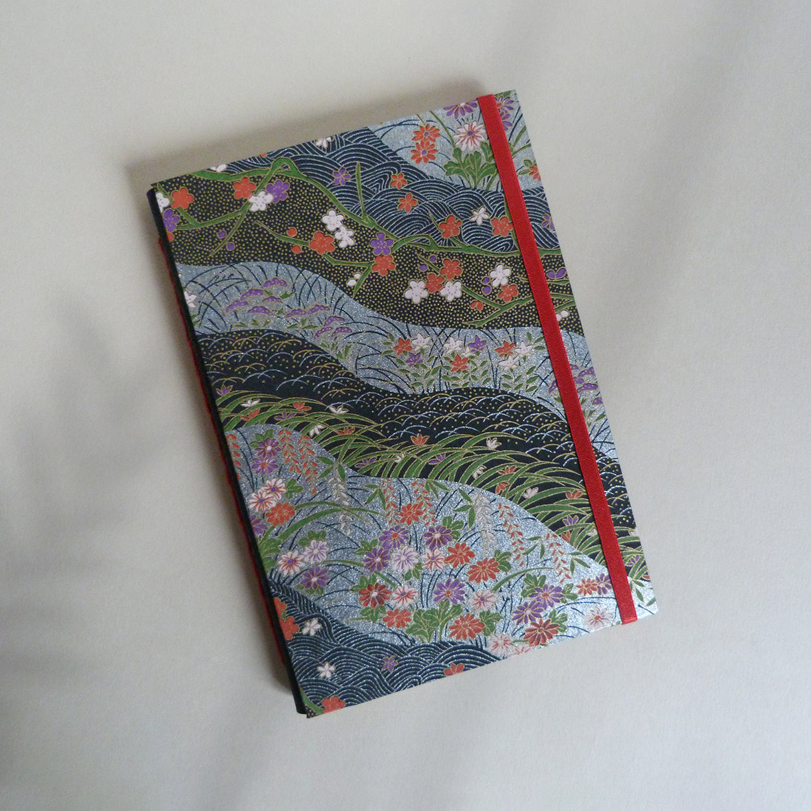 Journal motif dunes noires et argentées